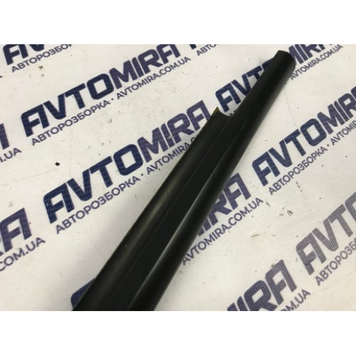 Уплотнитель стекла задней правой двери Opel Zafira B 2005-2011 13132102